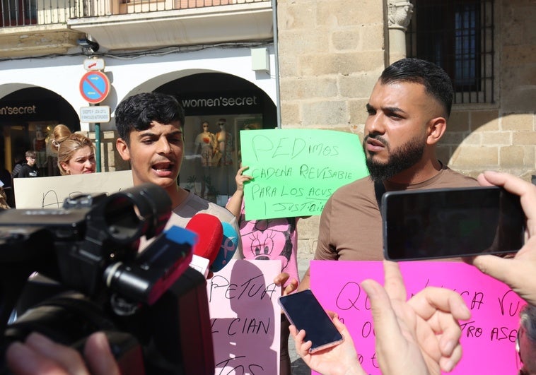 El juez deja en libertad a Iván Montaño y rebaja la acusación a dos delitos de daños y amenazas